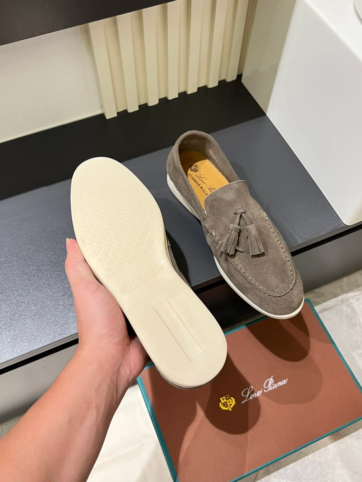 Men's shoes 💰p360 "Loro men's shoes 💰pian'*" Classic L men's shoes for couples 💰p Top version British flat loafers, a must-have item in old money style, the minimalist design is eye-catching and durable, a plus point for dressing The soft foot feel and texture are outstanding. They don’t scratch your feet and are very nice. They are matched with soft and waxy soles. They can be worn daily for a long time without getting tired. They are easy to wear, versatile and classic items, with perfect foot feel and texture! Imported cashmere fabric, the lining is made of imported A-grade water-dyed cow lining, the top version of the genuine leather midsole is sewn with pure handmade mark thread! Size: Female 35-40 (34. Customized) Male 38-44 (45.46. Customized)
